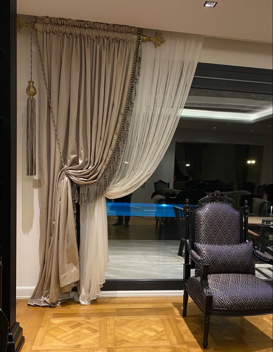Şampanya tonlu büzgülü saçaklı fon perde, püsküllü bağlama