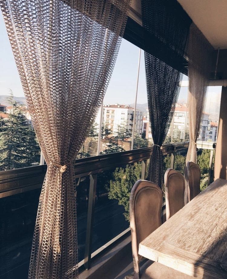 Balkon penceresinde bağlanmış file tül perde