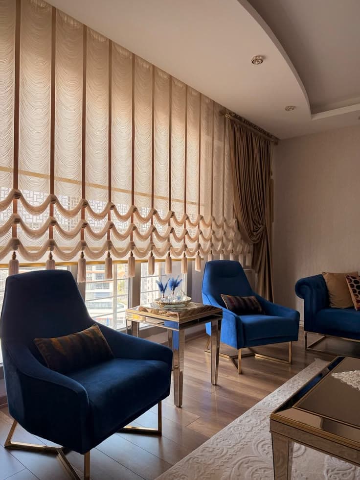Salon penceresinde şelale perde