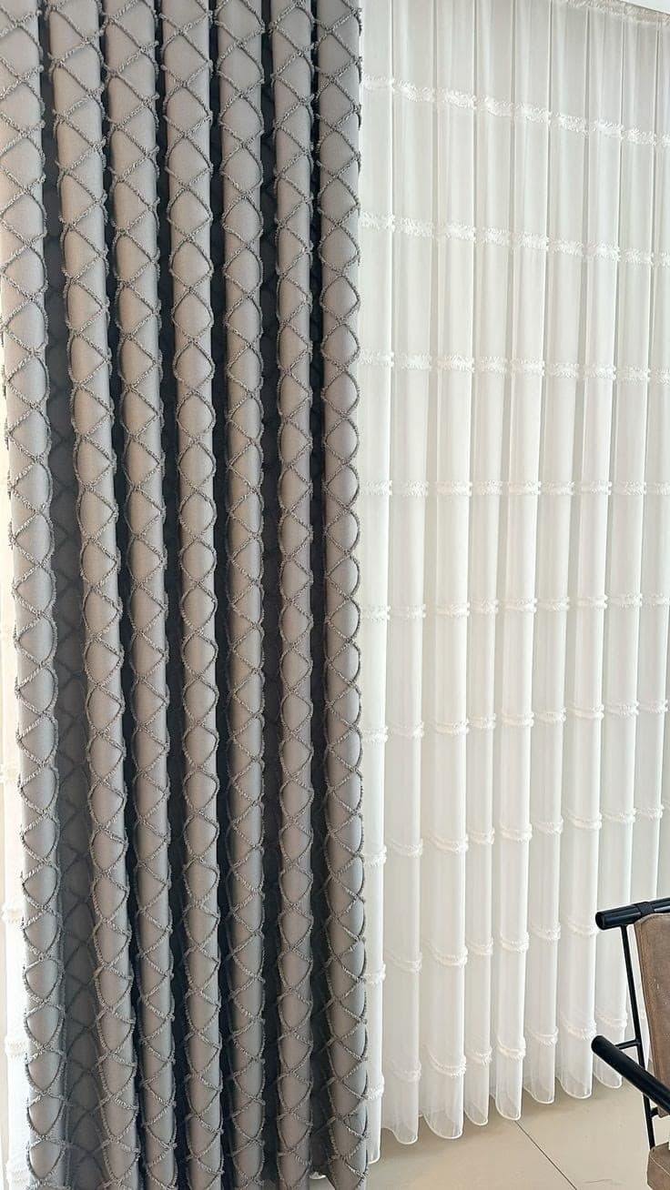 Gri baklava desenli kabartmalı fon ve çizgili tül