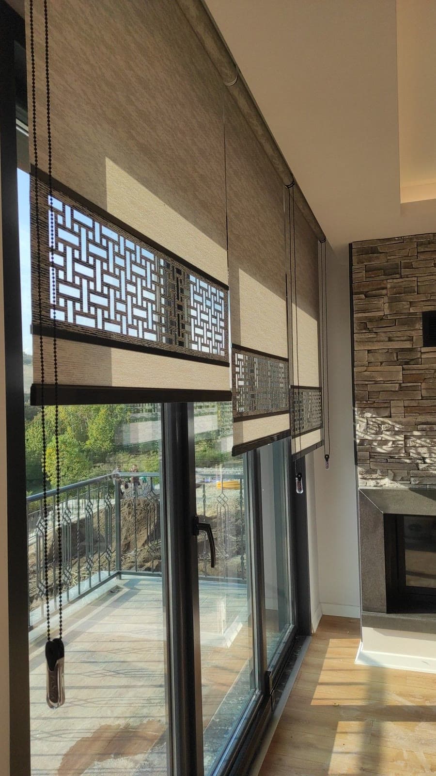 Lazer kesim desenli stor perde, balkon kapısı